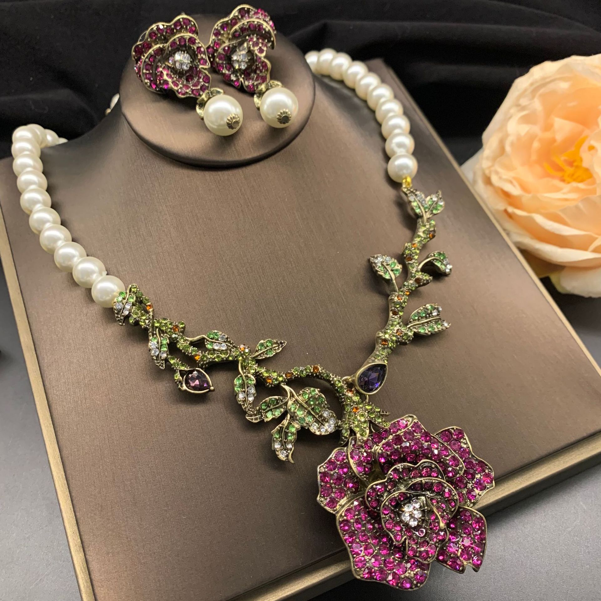 Europeo y Americano transfronterizo de comercio exterior de alta gama de diseño collar pendientes traje completo de diamantes con incrustaciones de perlas de imitación pendientes de la vendimia collar