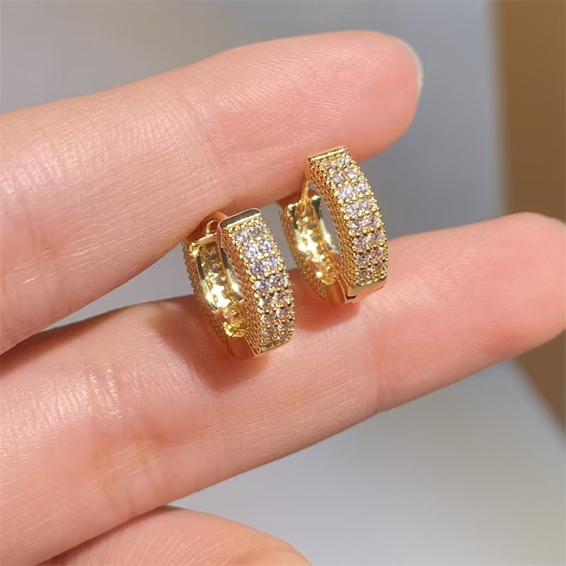 Labret piercing jewelry detail image