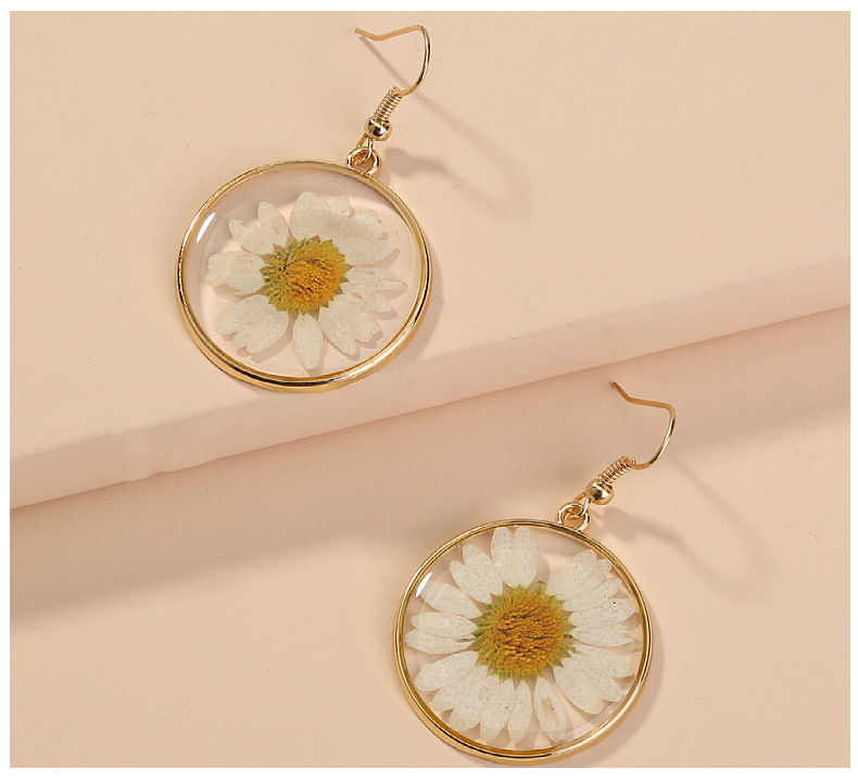 European And American Cross-border New Round White Natural Chrysanthemum Resin Earrings Accessories display picture 3