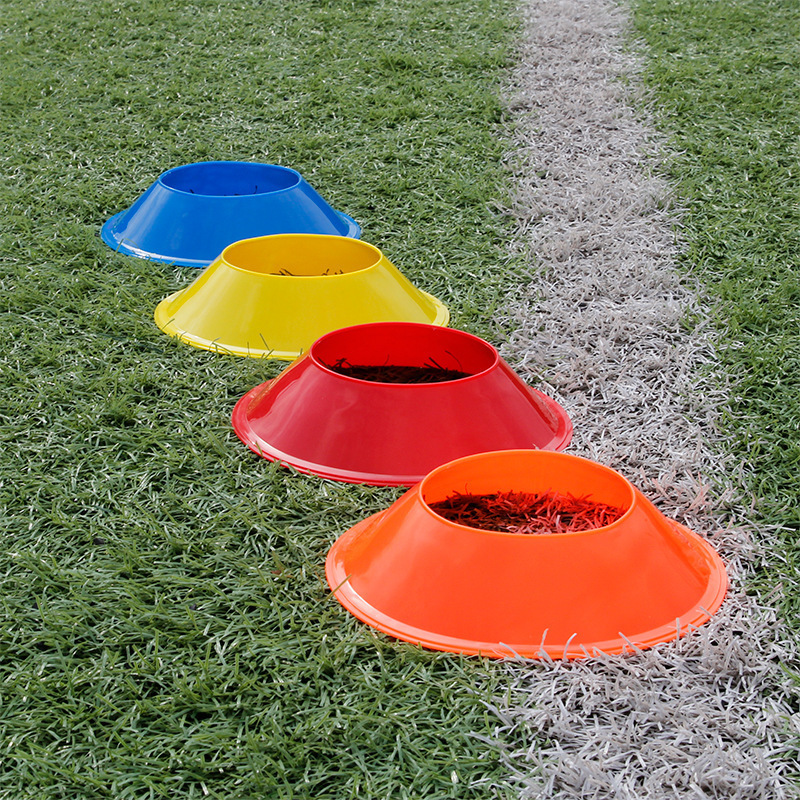 サッカーのバスケットボールのトレーニングの標識のディスクのサッカーのトレーニングの器材のボールは障害物のバスケットボールのボールを支えます。|undefined
