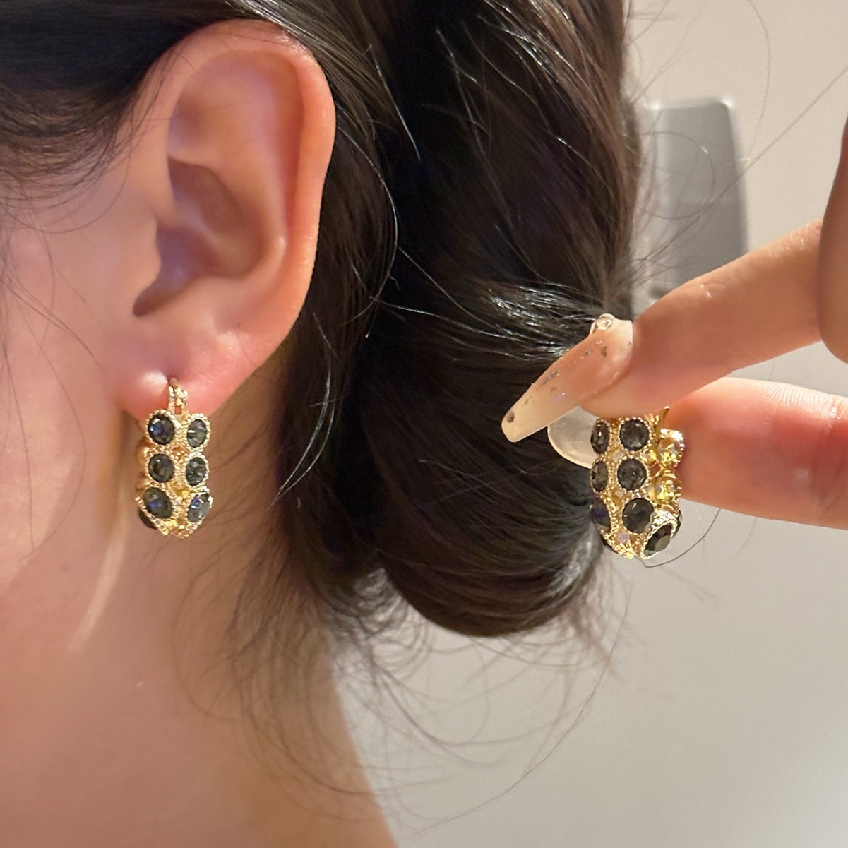 Pendientes de anillo de diamantes de imitación gris de diseño de nicho único y simple de Corea del Sur Pendientes de todo fósforo de temperamento