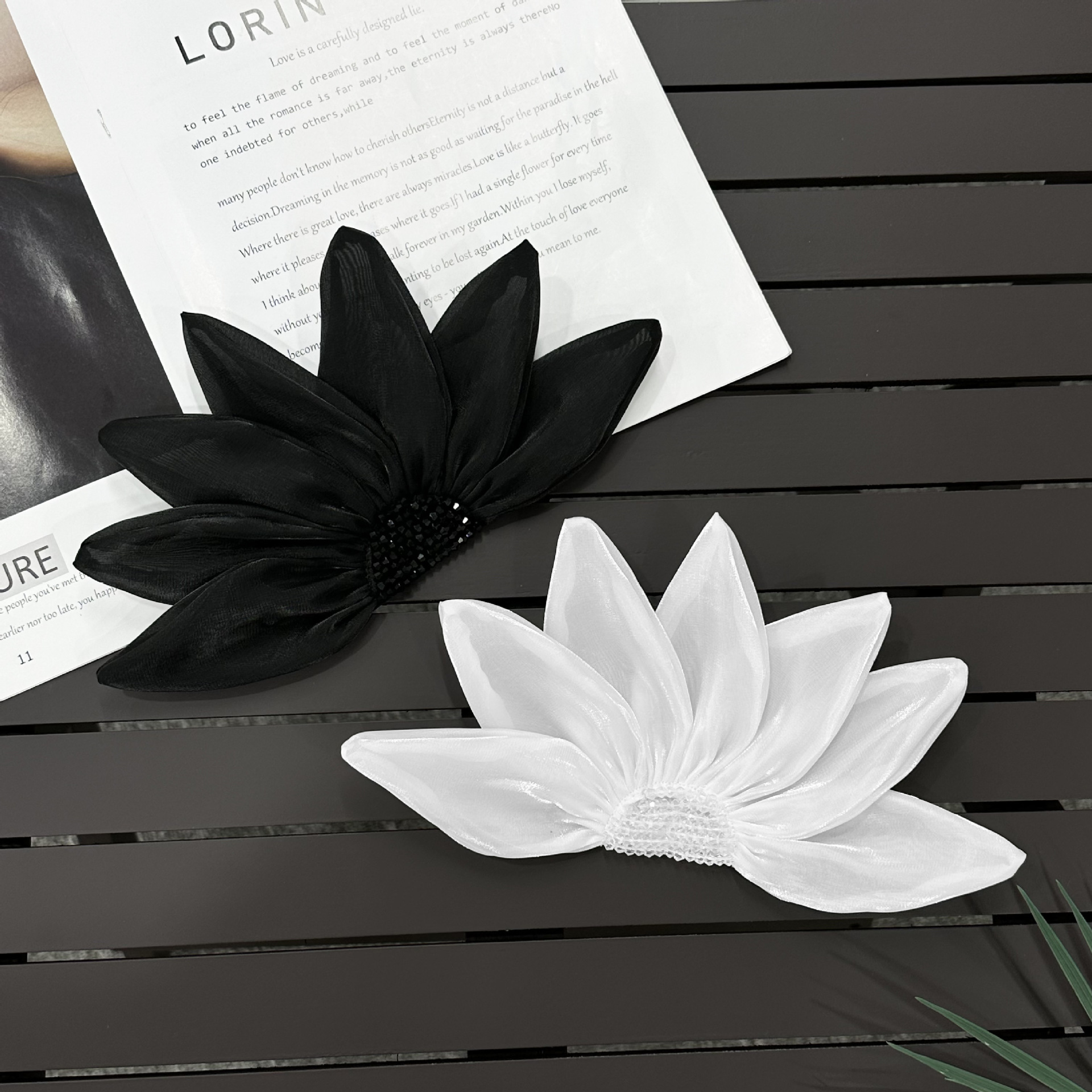 Europa y Estados Unidos estilo ogan flor estereoscópica flor pectoral negro y blanco doble color accesorios de vestido de tela floral pin suministro transfronterizo