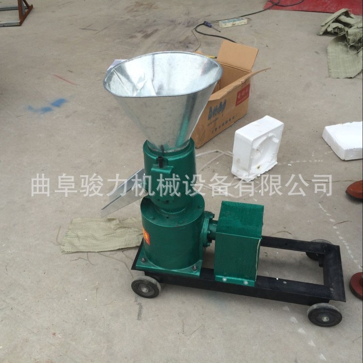 新型节能饲料颗粒机小型麦麸饲料颗粒机干湿秸秆稻草颗粒机厂家