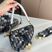 ����Ů�¿�Ҹ�°���б��ٴ�͹��R��������̽���Сһ�����]