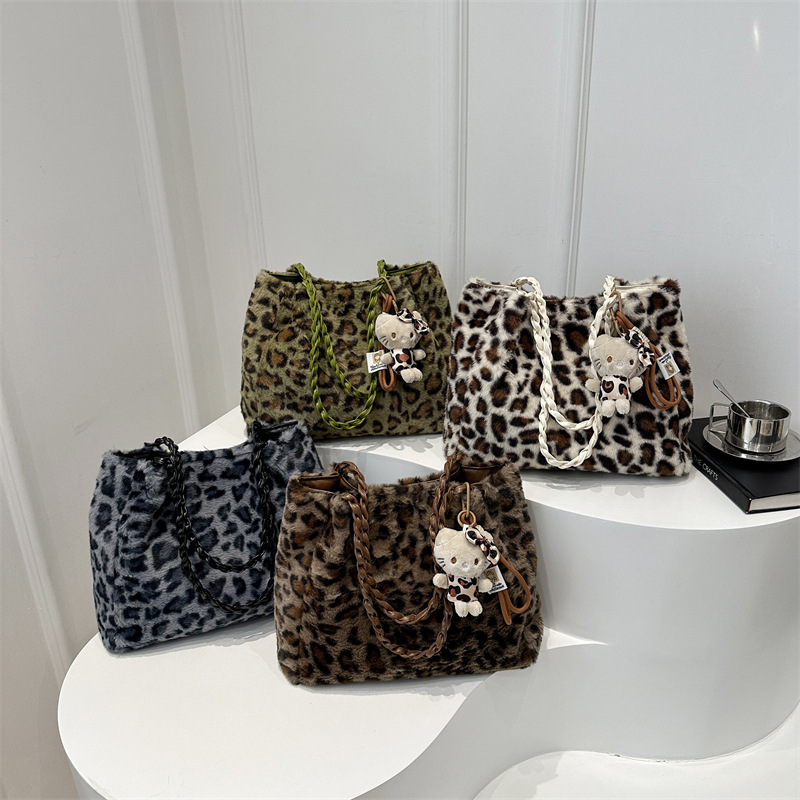 Chain de moda de peluche estampado leopardo de estilo extranjero este año bolsos de moda simples bolsos de hombro y brazo