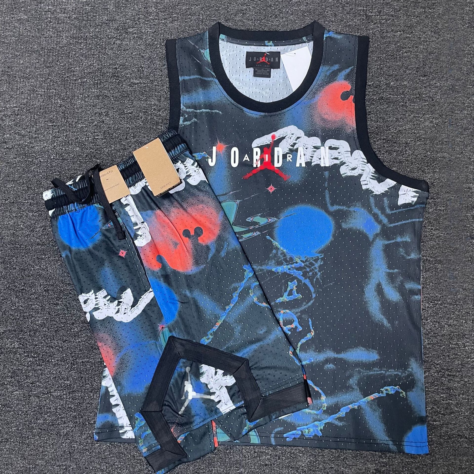Nuevo conjunto de ropa deportiva de hombre volador en verano, entrenamiento de carrera para hombres, chalecos cortos transpirables de secado rápido, dos juegos al por mayor