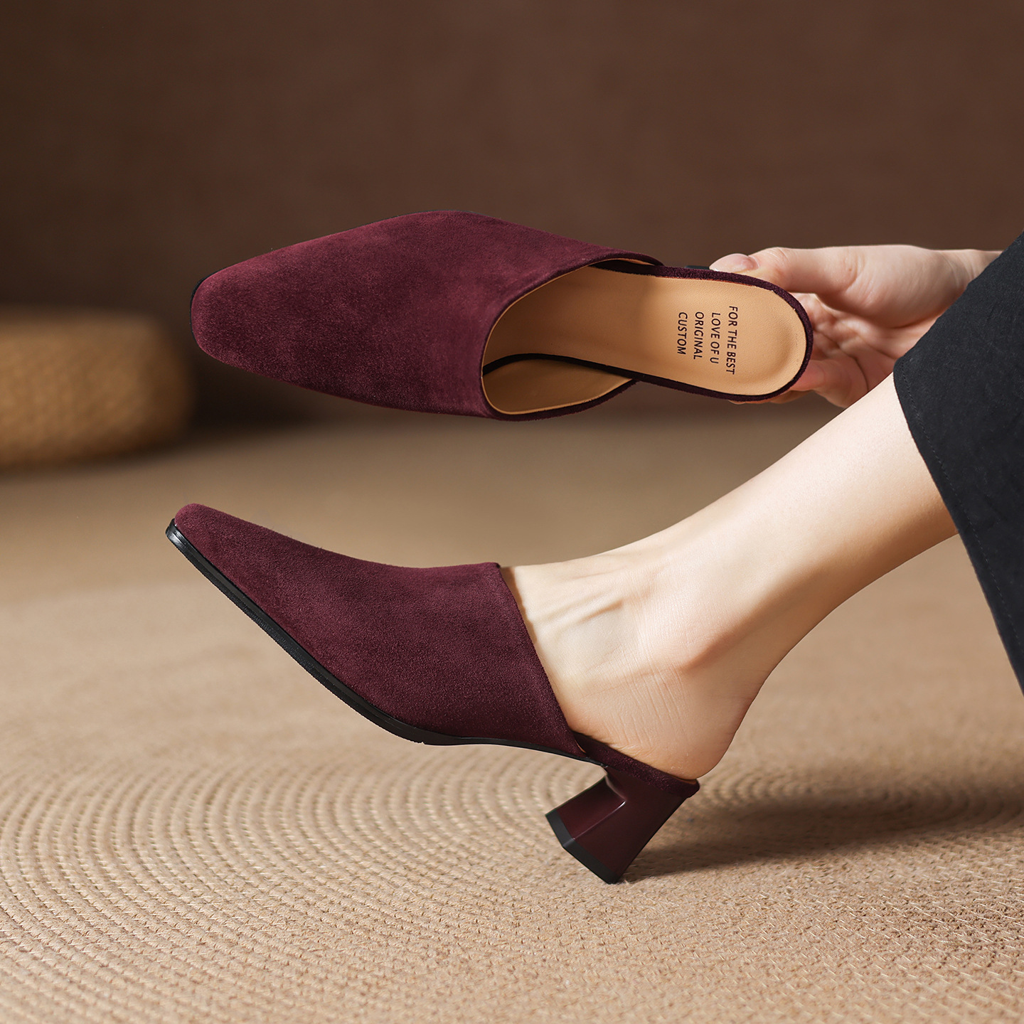Sandal cao gót nữ mũi vuông da lộn, gót 7 cm, kiểu dáng nửa kéo — đen
