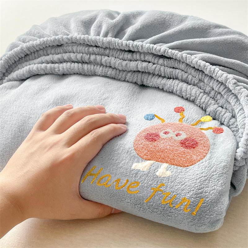 Madre y bebé clase A cama de terciopelo de leche sombrero caliente toalla antiestática bordada colchón cubierta protectora de invierno grueso cubierta de cama de terciopelo