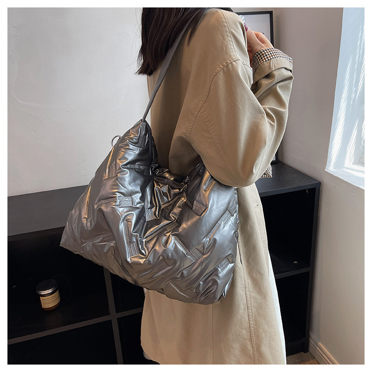 New Women's Bag Fashionable Large Capacity Shoulder Bag Women's 2023 Autumn/winter New Down Fabric Bag Trend Crossover Women's Bag_voghion.com