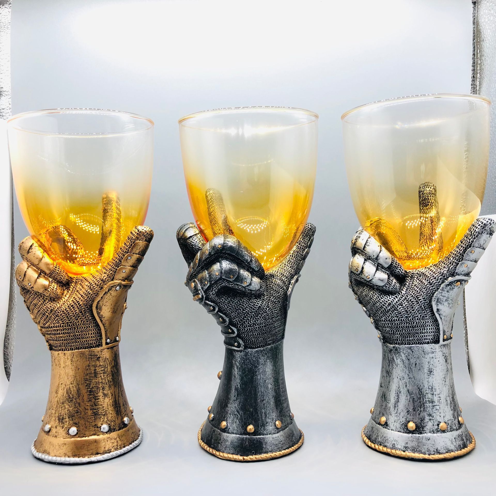 Creativo Ejecutivo Caballero guantes copa de vidrio de resina Armor Hero regalo de vidrio para el novio