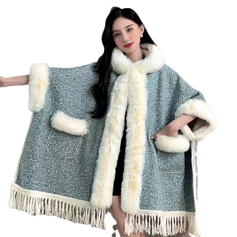 Karusnahast kraega keeb fliisist paksendatud kapuutsiga heledast siidist keeb pluss-suuruses villane mantel_voghion.com