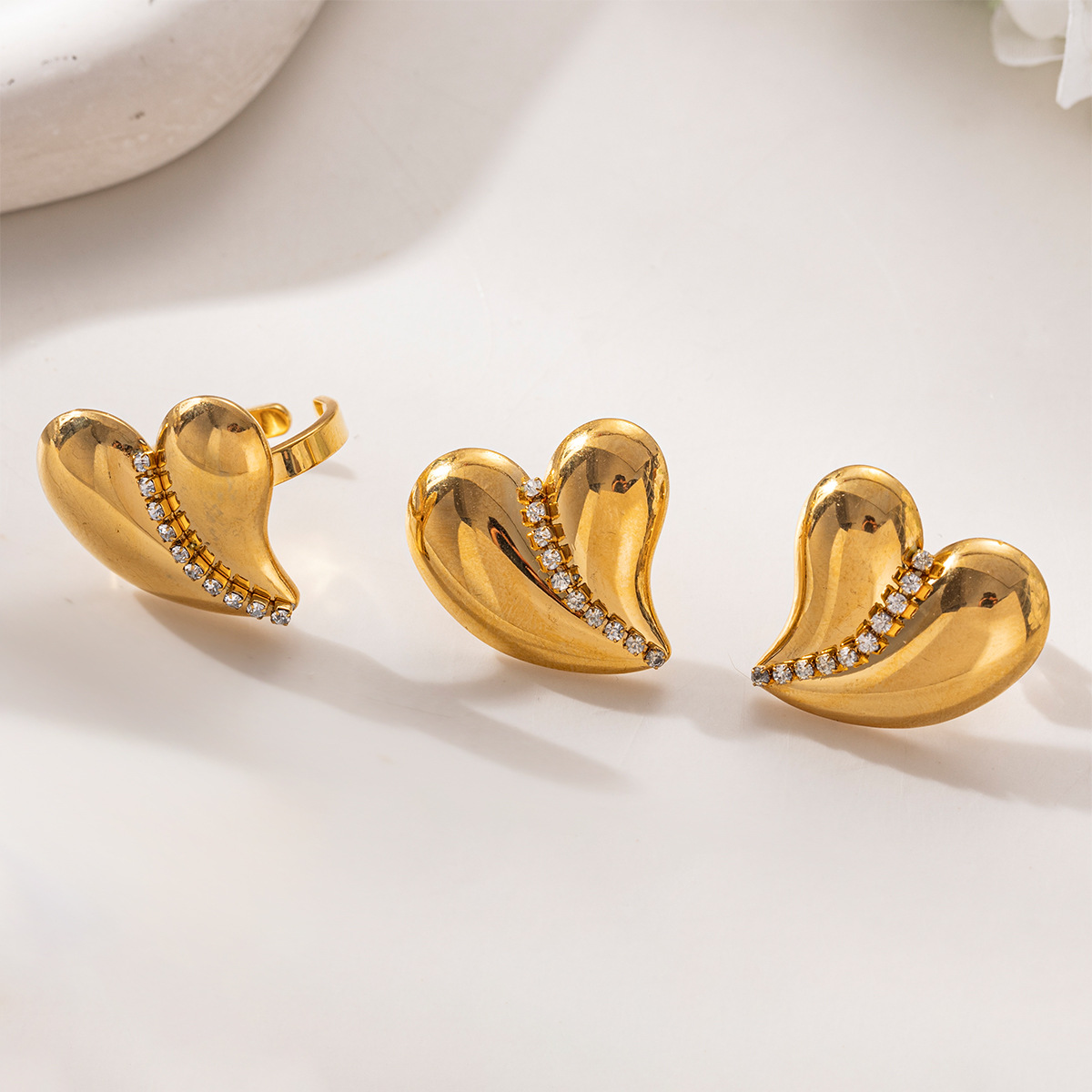 Taena Pendientes de acero inoxidable europeos y americanos Sensación simple de alta calidad Moda dama amor anillo de circón conjunto de pendientes al por mayor