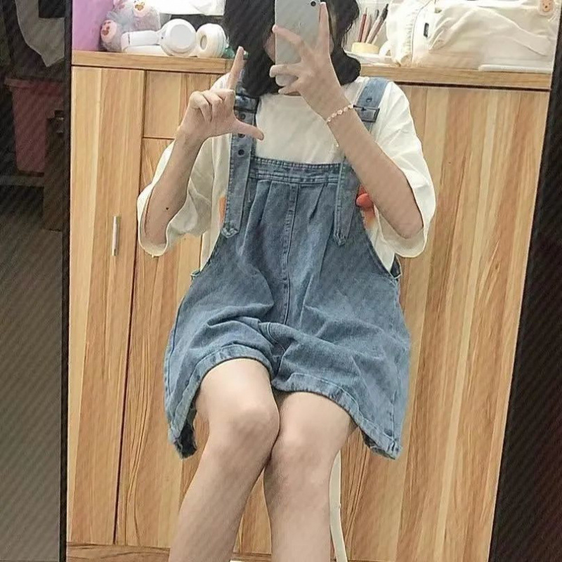 デニムの背もたれのショートパンツの女性2025の新型の夏はやせています。