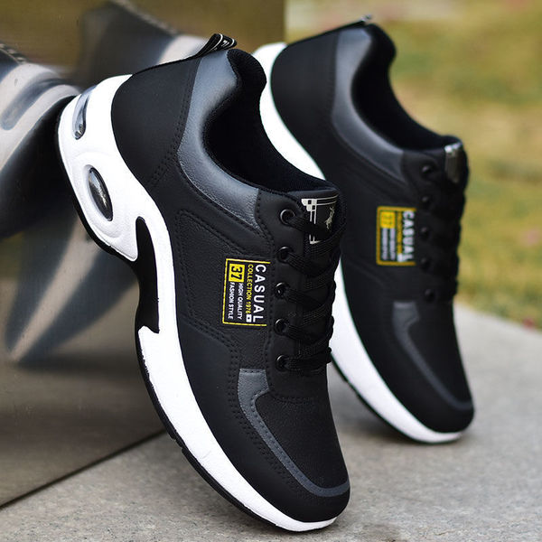 Low white sneakers for leisure