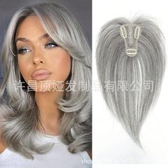 欧米のかつらの女性の頭上の八の字の前髪は白髪を遮って、薄くて見えない自然でふわふわしています。