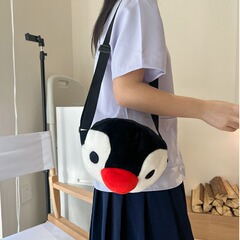 かわいいアニメのぬいぐるみの斜め掛けバッグが外出しています。
