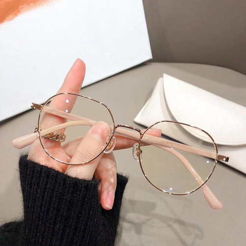Women's stylish, high-fashion myopia glasses: student-friendly, blue-light-blocking design that flatters round faces and makes them appear slimmer—perfect for wearing with or without makeup.