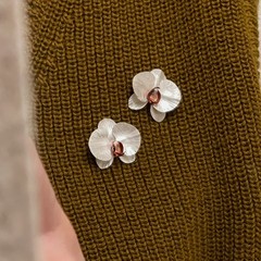 新しい中国式の冷たい雰囲気感の胡蝶蘭の花の小さいブローチの女性の美ラードの時代のスーツのセーターの胸の花のピン
