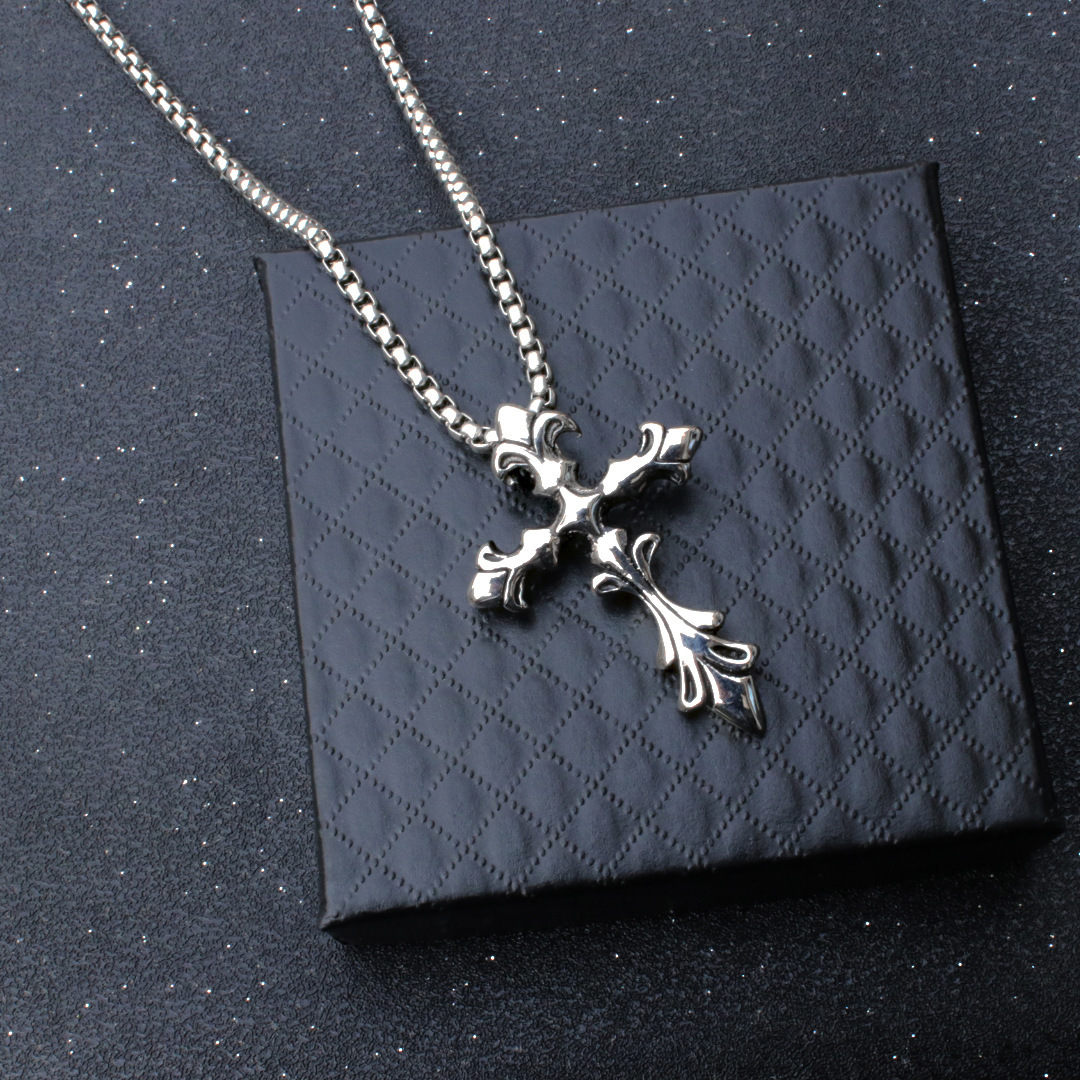 Fashionable retro necklace