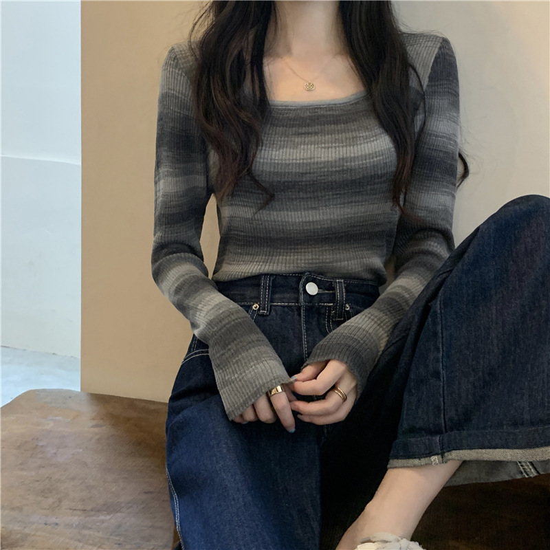 代発ドーパミンのストライプのニットの女性は色の甘くて辛い方の襟の中で秋冬の修身の底の短い上着を掛けます。|undefined