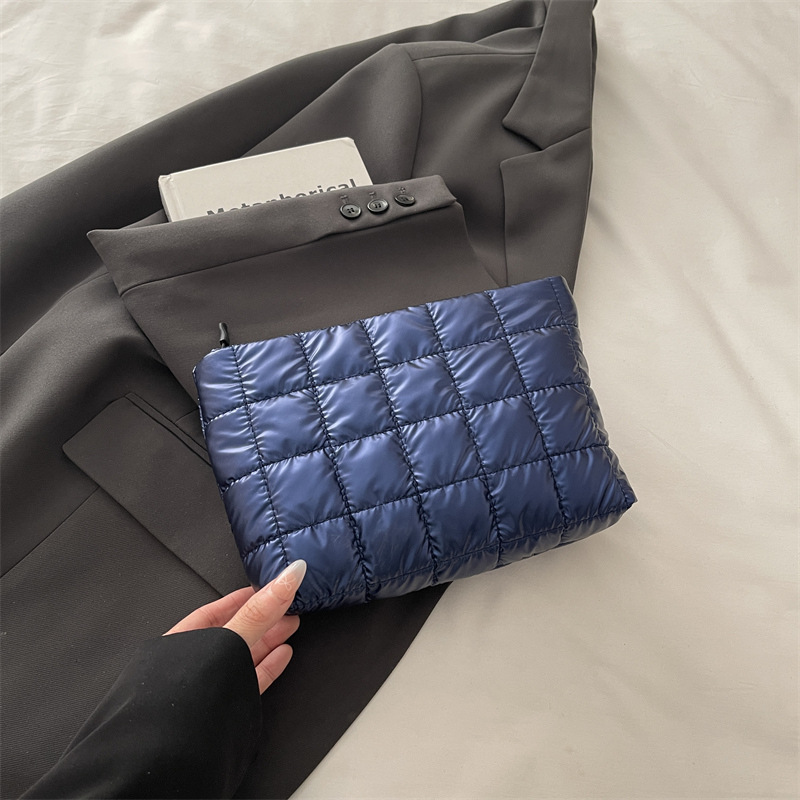 Bolsas de maquillaje de gran capacidad de ocio coreano 2025, nuevo diseño de nicho de moda simple bolsas de mano para mujeres