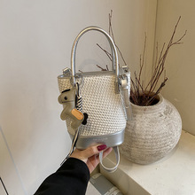 ���������yС����Ů�¿�羳�r��ͨ�چμ���ȼ�ɳ��ˮͰ���ٴ�