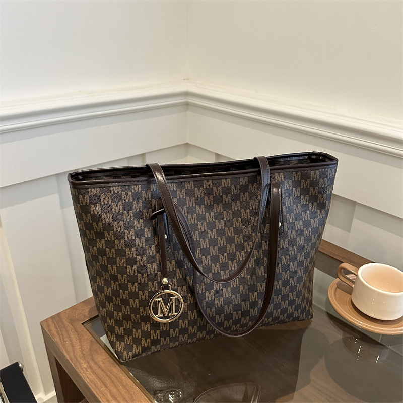 Bolsa Tote para mujeres 2024 nueva bolsa de viaje de gran capacidad otoño y invierno sensación relajada impresión universitaria bolsa de hombro