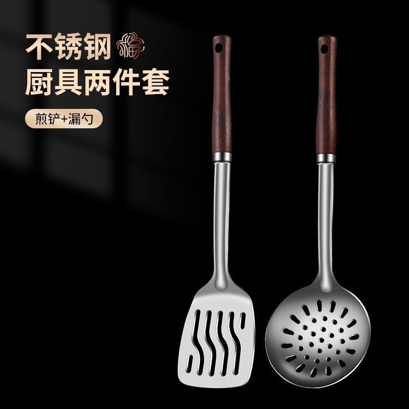ステンレスのフライパンを厚くして炒めます。鉄のシャベルは家庭用キッチンで、炒め物のスプーンが漏れています。|undefined
