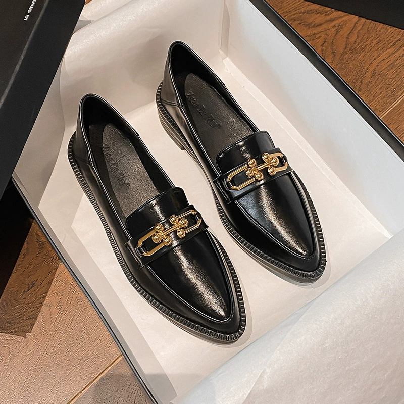 Британские маленькие кожаные туфли для женщин в стиле ретро 2025, осенне-зимние новые лоферы на плоской подошве с острым носком, женская обувь большого размера на толстой подошве, размеры от 41 до 43