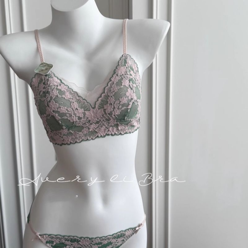 含蓄且炽热;法式复古刺绣蕾丝三角杯内衣女交叉美背显胸小文胸罩|undefined