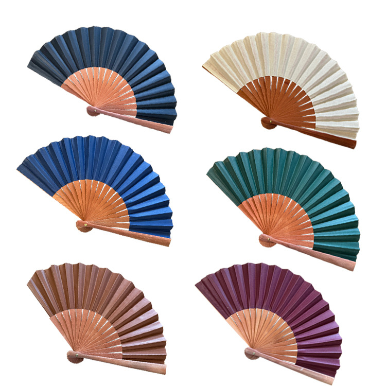 Venta caliente transfronteriza Ventilador plegable de estilo británico Tallado de hierro y madera Ventilador artesanal de serigrafía con dibujo Barniz personalizado para evitar grietas