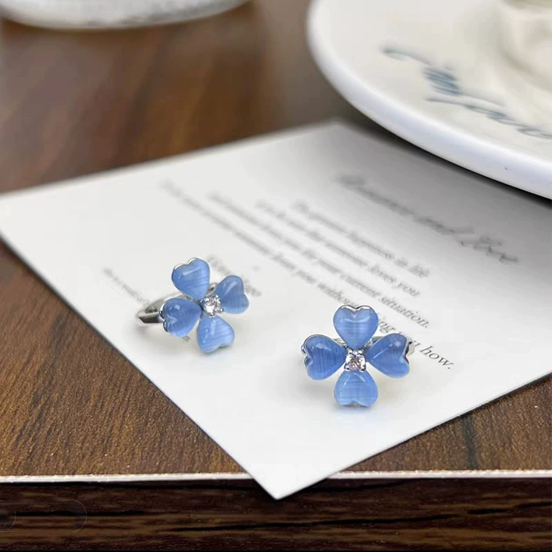 Если вы впервые увидите их, то будете просто поражены: светло-голубые серьги в форме четырехлистного клевера, которые свежи и универсальны.