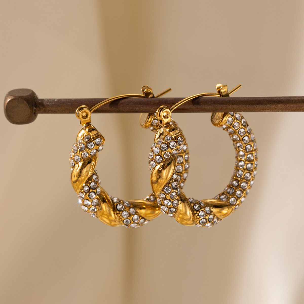 TENA europa y americana acero inoxidable galvanizado 18k aretes de oro ligero lujoso de alto nivel sensación de varios cientos de aretes de zircon incrustados ins