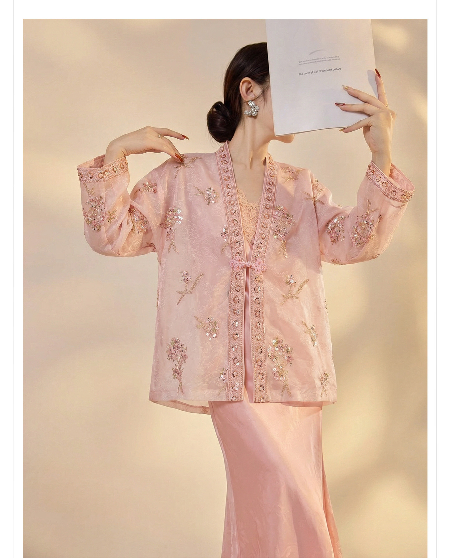 Bộ áo khoác thêu jacquard kết hợp đầm dây lụa phong cách Tân Trung thức — bộ đồ, đầm dây, Áo khoác màu hồng chi tiết 6