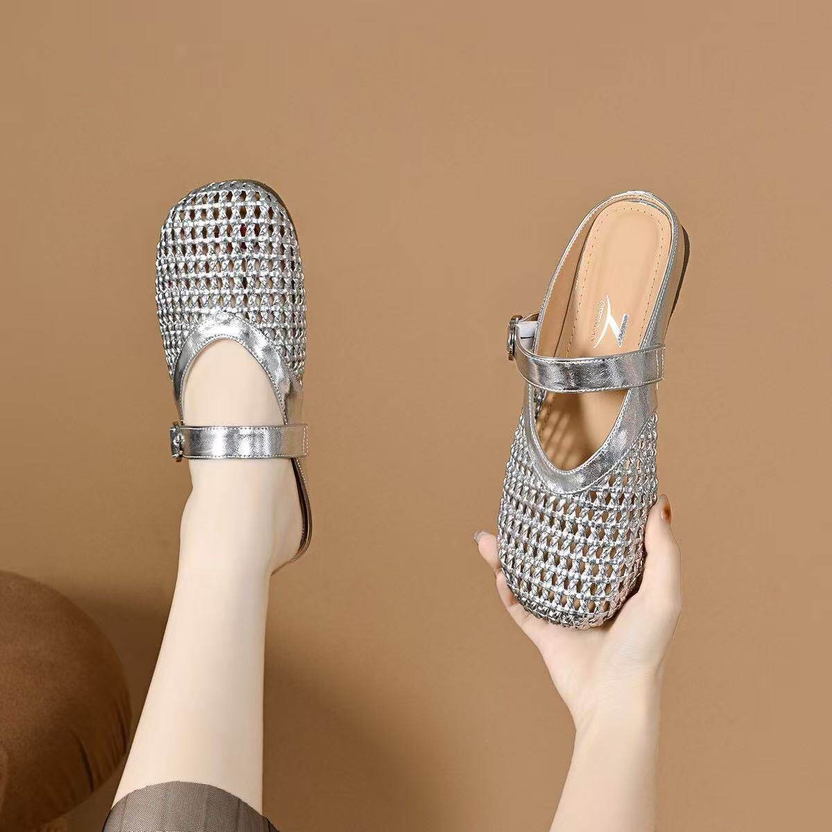 Dép sandal nữ da thật mũi kín đế bệt, quai chữ V đơn giản, mềm chống trượt — màu đen chi tiết 6