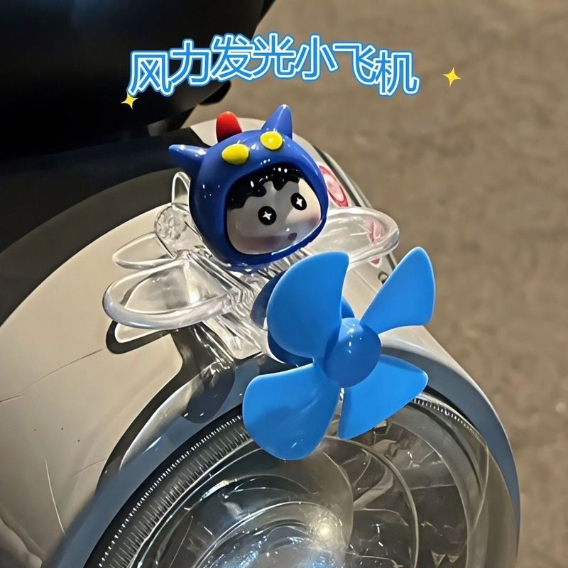 クレヨンしんちゃんの風が光る小型飛行機のカラフルな電気自動車の自転車の車の装飾の置物の回転の小型飛行機|undefined