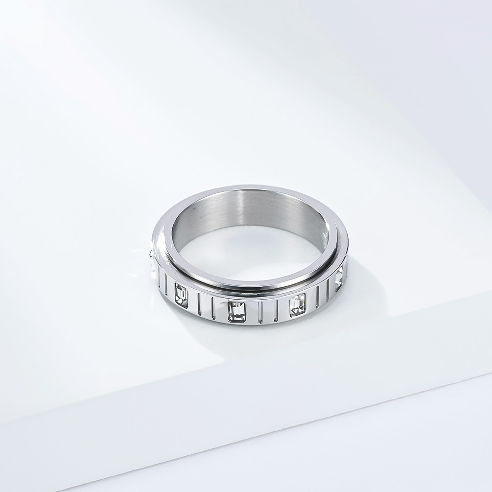 Unique Rotating Emerald Zircon Ring For Women In Titanium Steel_voghion.com