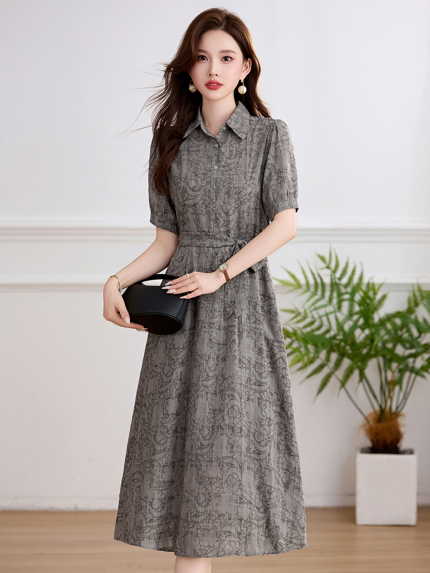 Đầm suông midi cổ bẻ họa tiết hoa nhí thiết kế dây buộc eo — xanh lá cây, màu xám