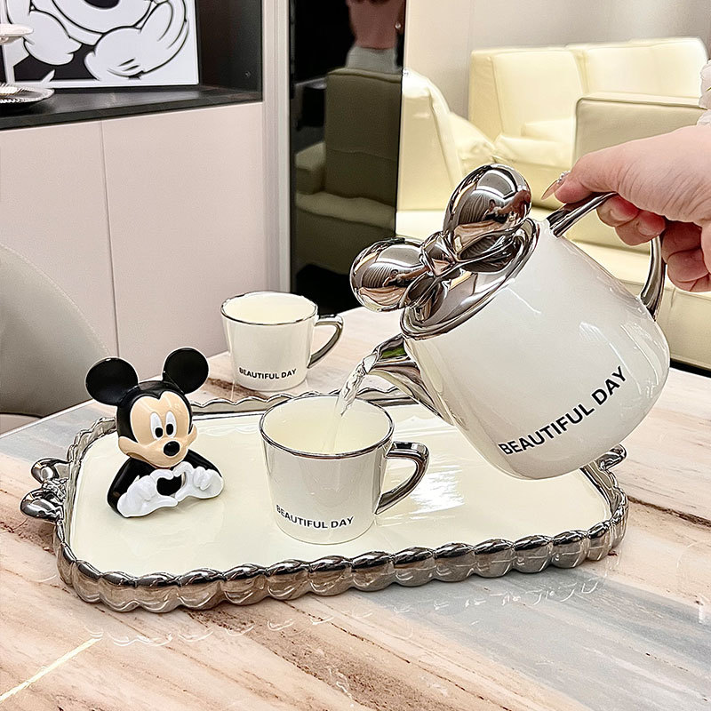 INS estilo bowknot botella de agua fría juego de té traje taza creativa Taza de cerámica de alta apariencia para el hogar con bandeja