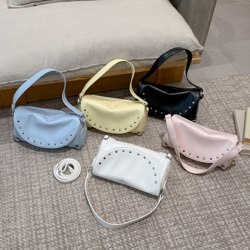 Texturas de moda primavera y verano retro bolsas de brazo 2026 nuevo estilo de este año popular remaches de hombro bolsas de tramo inclinadas