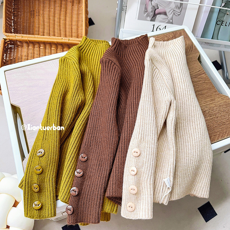 Camiseta interior de punto para niñas cuello semi-alto con botones, ajustada – moda otoño 2024.