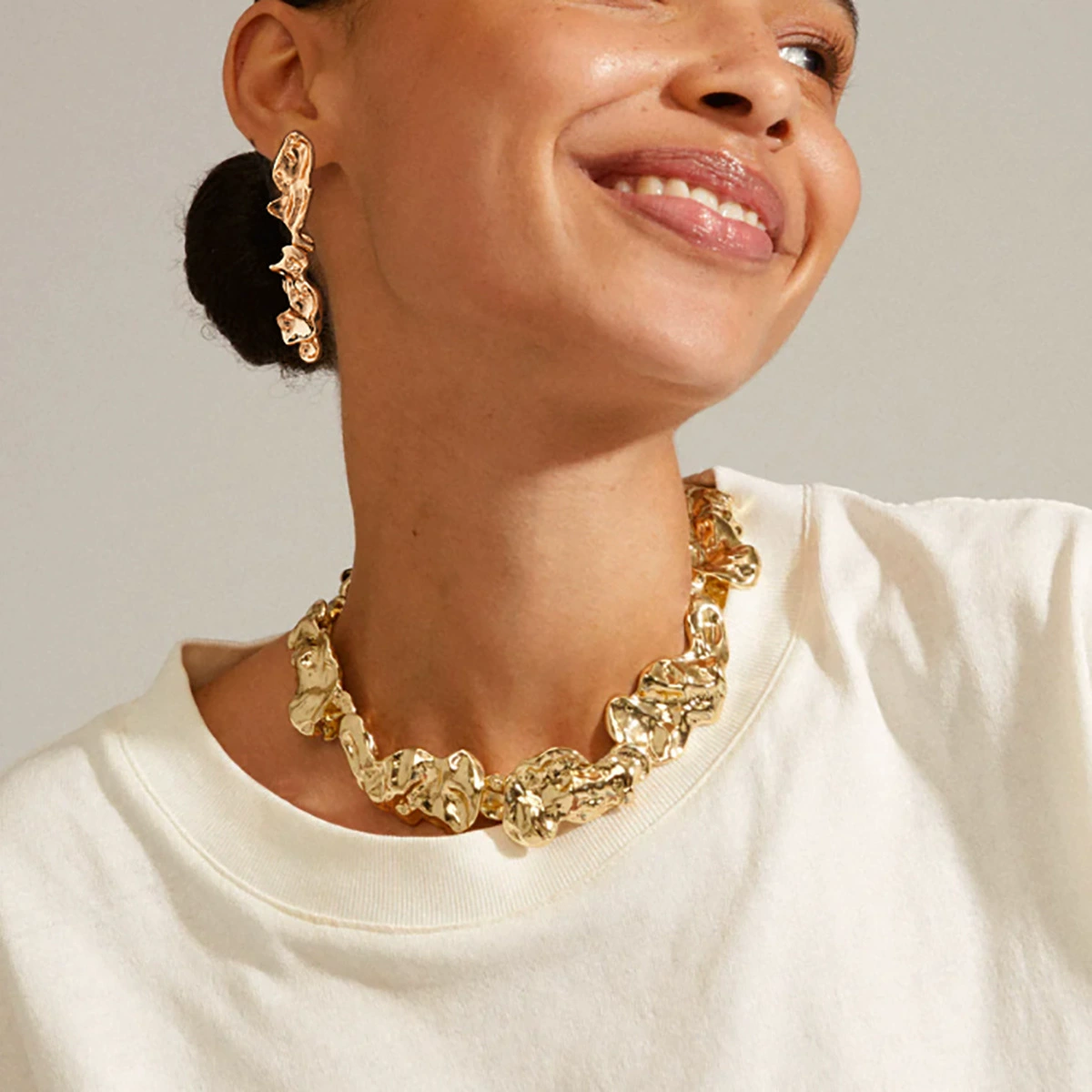 Европейская и американская трансграничная ювелирная мода жидкие складки нерегулярные ошейники choker нишевые металлические лавовые ожерелья женщины