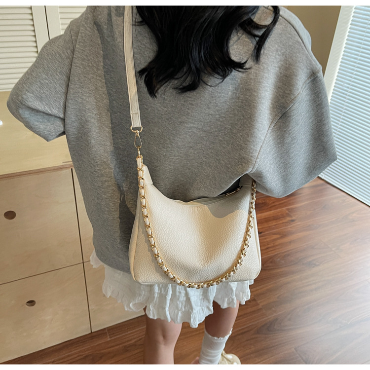 A niche, high-quality, large-capacity chain tote bag for women in the summer of 2025, a versatile and casual crossbody bag for students to commute to school undefined