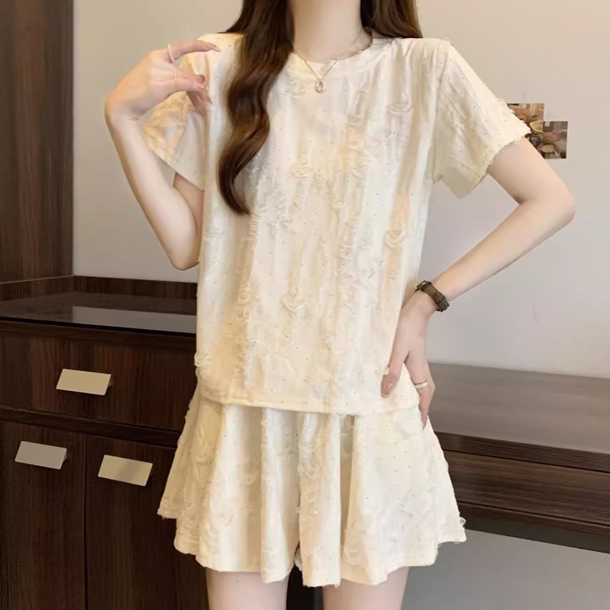 Bộ mặc nhà nữ tay ngắn quần short rộng, phá lỗ đính đá, form rộng thoáng mát — Bộ đồ màu xám đậm (áo+quần), Trang phục màu hạnh (áo+quần) chi tiết 12