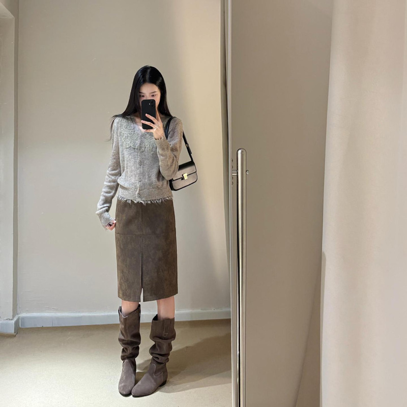 Hong Kong Style Retro Brown Suede Slit Skirt for Women Early Spring High-Waisted Slimming A-Line Elegant Versatile Workwear Skirt Hong Kong Style Retro Brown Suede Slit Skirt for Women Early Spring High-Waisted Slimming A-Line Elegant Versatile Workwear Skirt