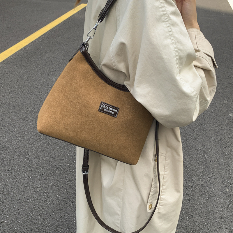 Bolsos de hombro de alta textura para mujeres 2025, otoño y invierno, nuevo tipo de bolso de cubo de hombro coreano, moda de mochila de viaje.