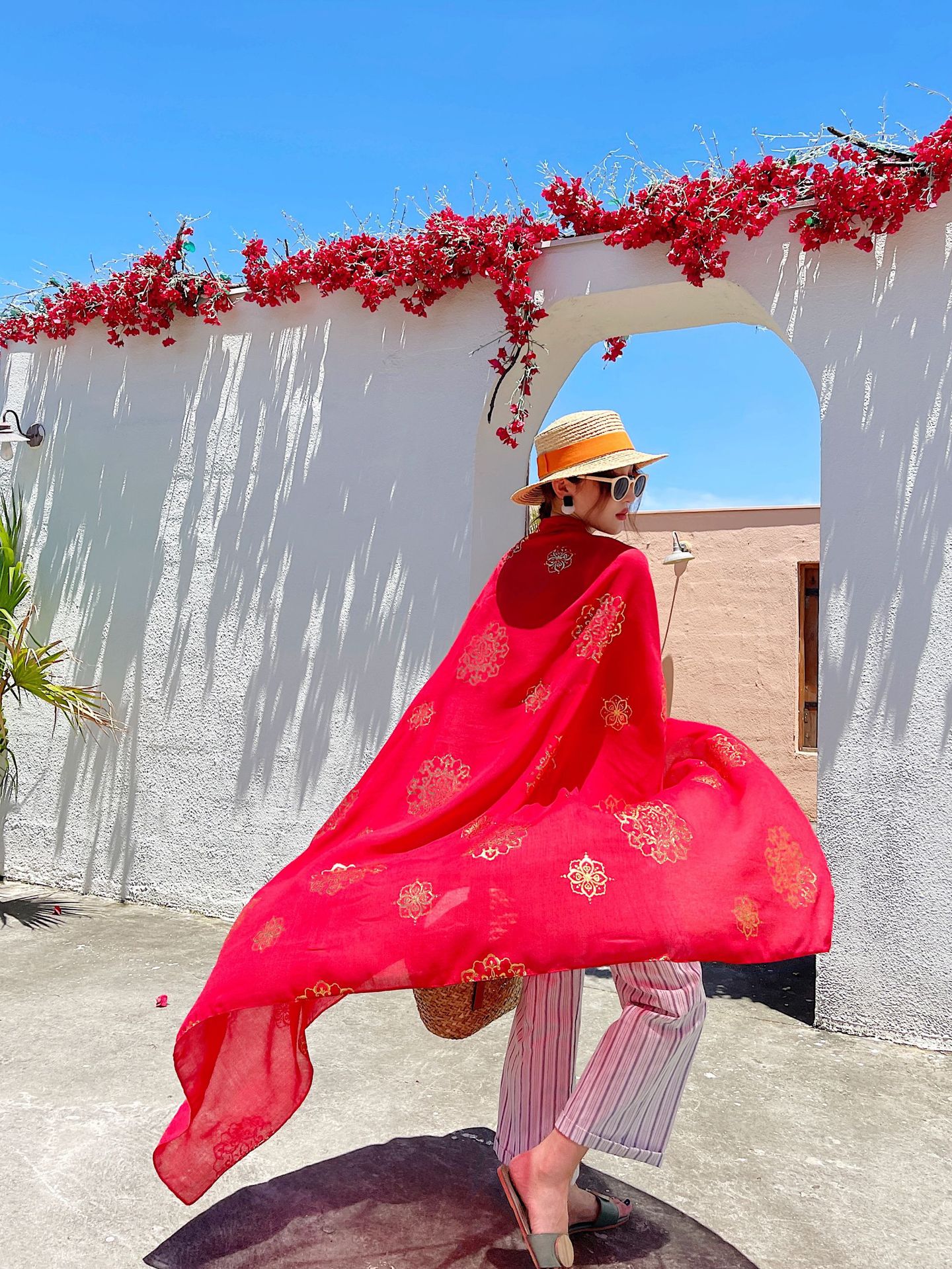 Bufanda Roja Para Mujer, Bufanda Exterior De Protección Solar, Bufanda Fina, Bufanda De Playa, Bufanda Larga Con Patrón Dorado display picture 3