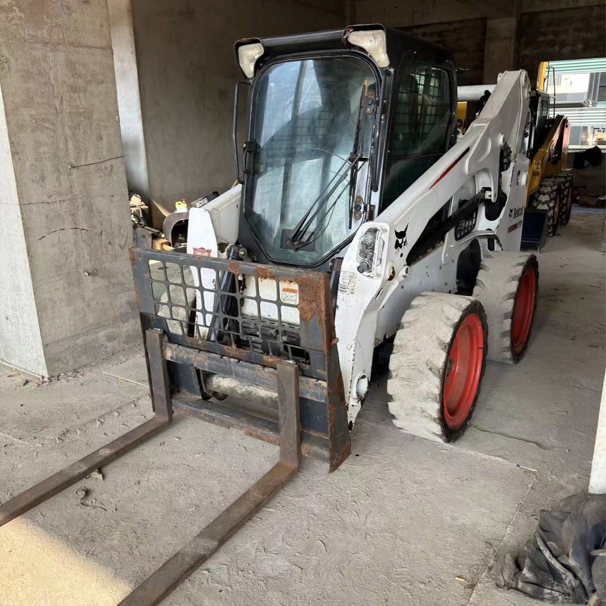 山猫s750滑移装载机铣刨机清扫车Bobcat s750 skid steer loader