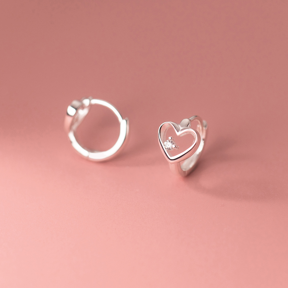 Lodge S925 plata coreana de las mujeres simples en forma de corazón con incrustaciones de diamantes huecos con botones de oreja de amor M02410