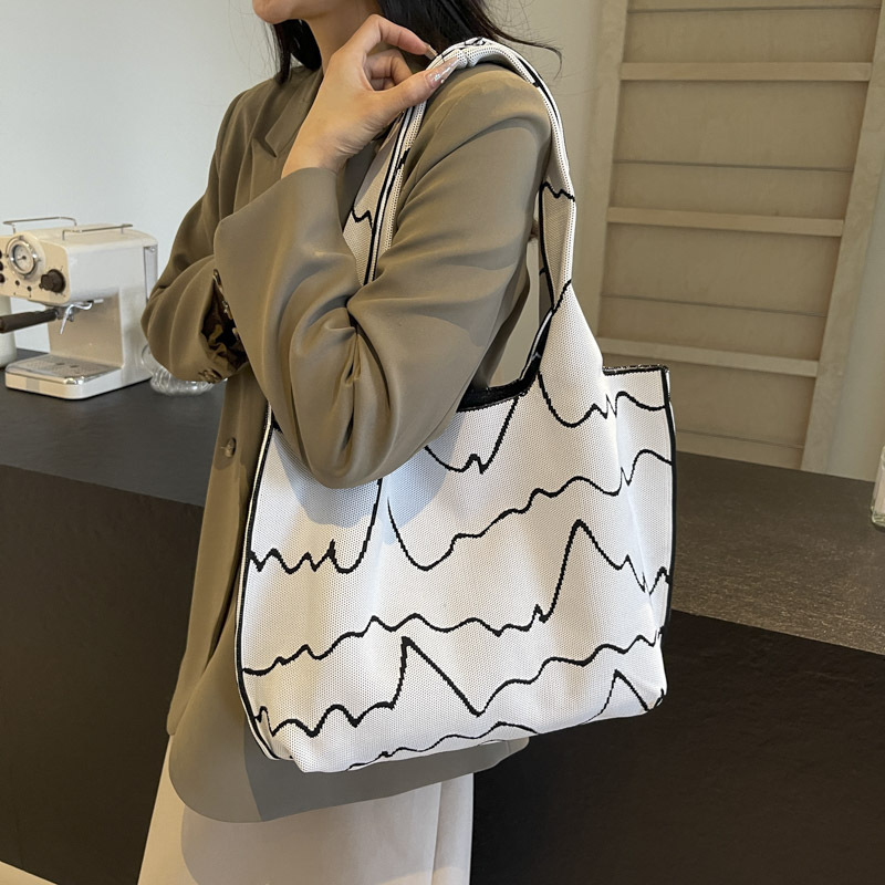Handbag woven women's shopping bag, versatile for commuting, black and white fashionable, large-capacity single-shoulder bag, striped casual new Specification drawing